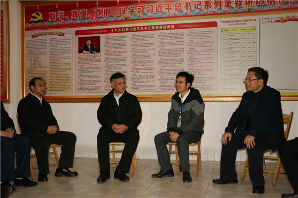 广西自治区纪委于春生书记（左二）到伟健慰问全国劳模、公司工会主席李荣钊